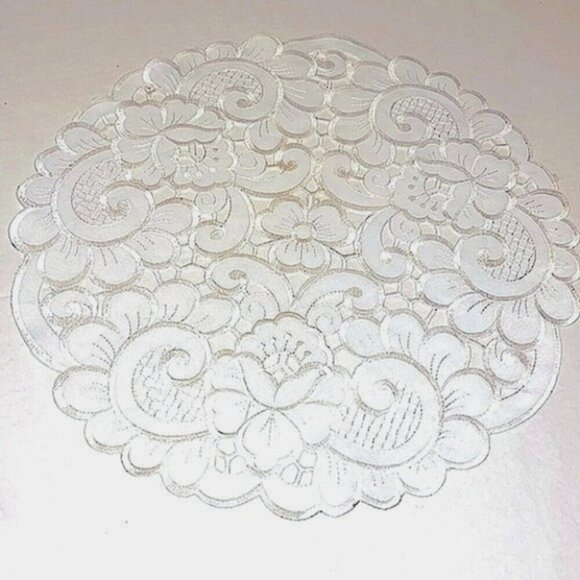 6PC 15” White Round Cut Out Pattern Embroidery Placemats - Picture 1 of 1